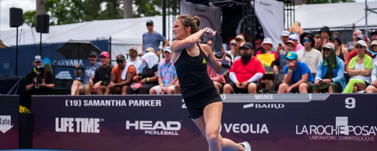 Lea Jansen hits a pickleball forehand.