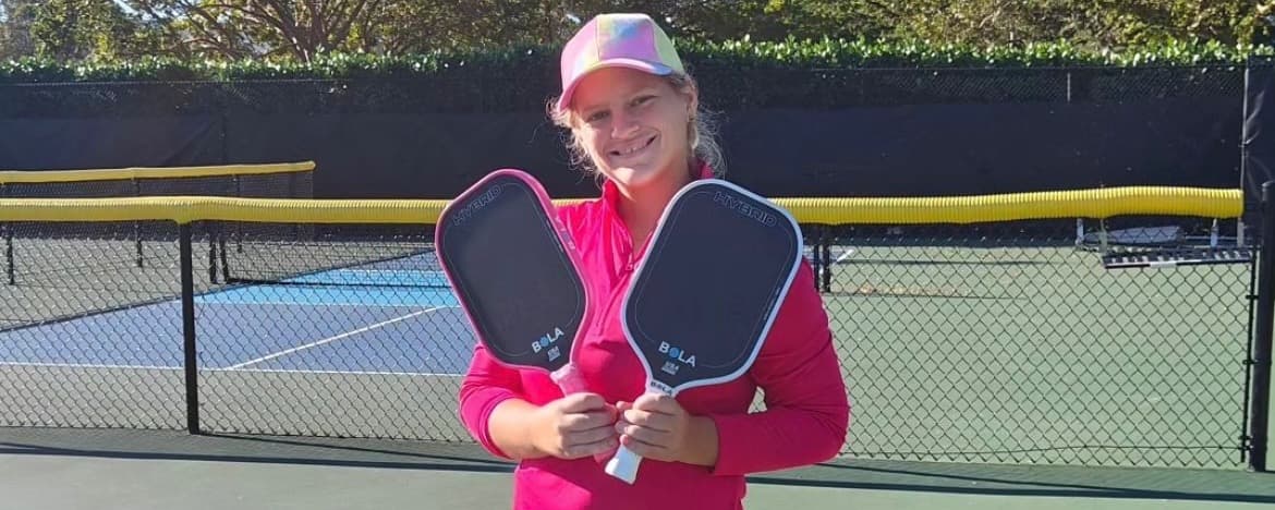 Madalina Grigoriu posing with two paddles