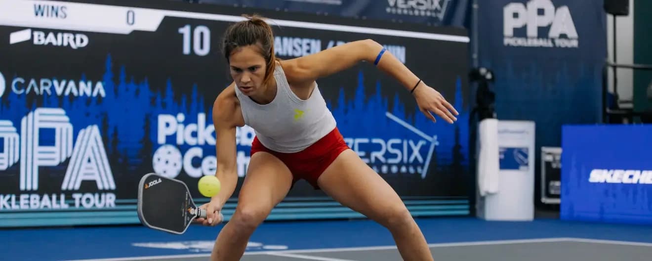 Lea Jansen hits a pickleball forehand.