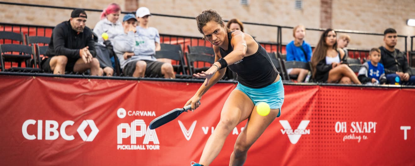 Lea Jansen hits a forehand.