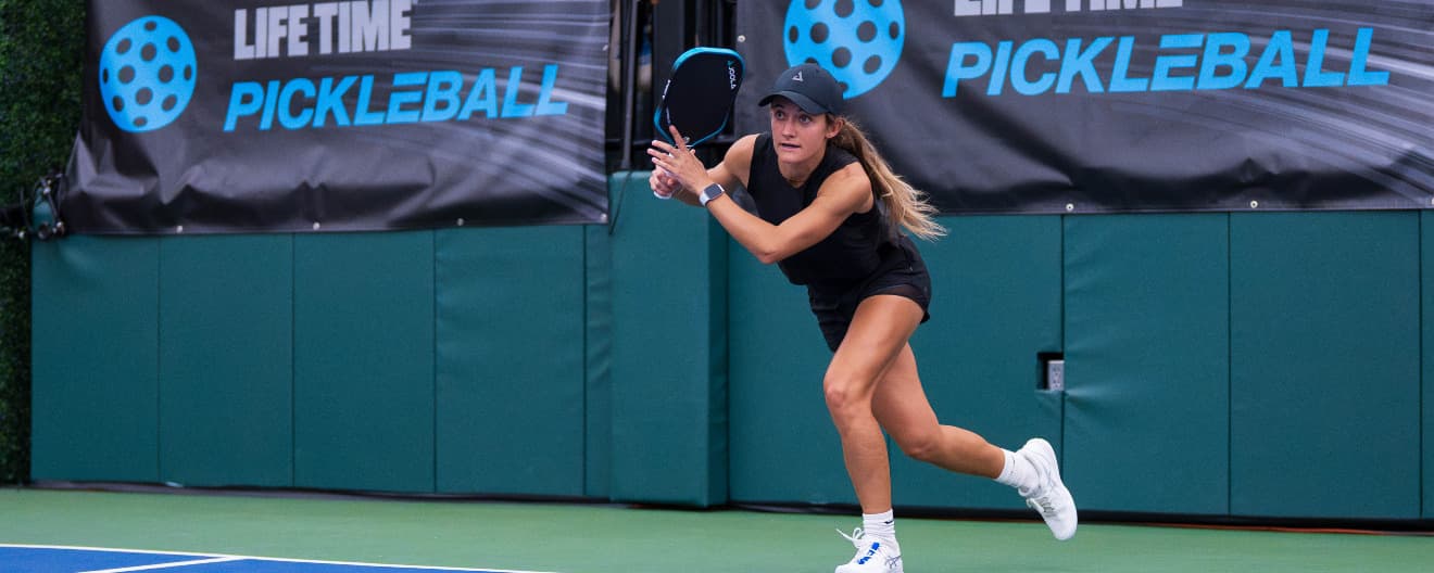 Lacy Schneemann competing at the CIBC Atlanta Slam.