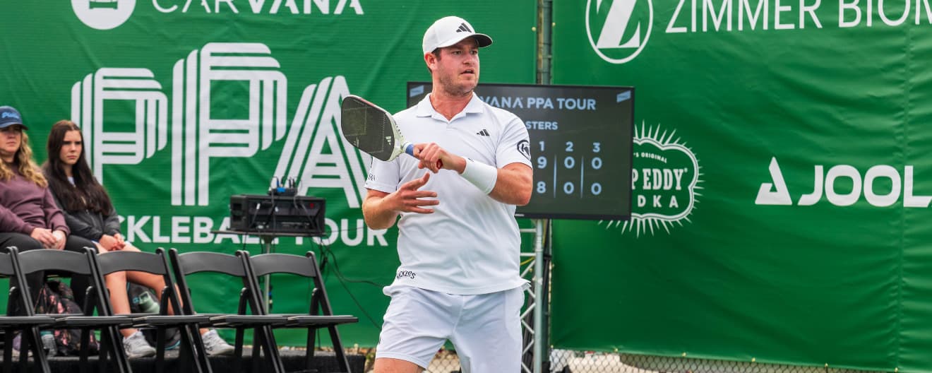 Rafa Hewett hitting a forehand.