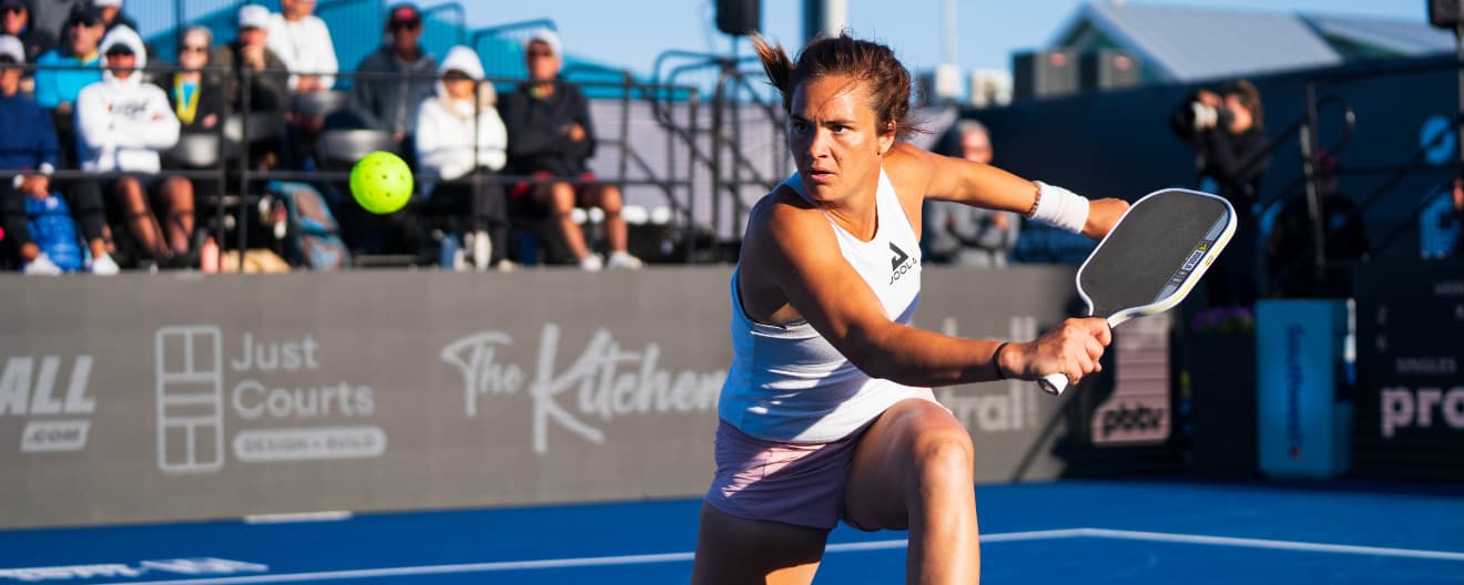 Lea Jansen hits a backhand in women's singles.