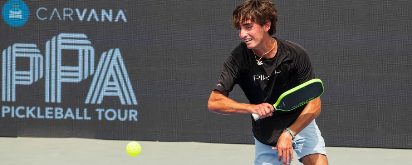 Gabe Tardio returning a ball at the Veolia North Carolina Open.