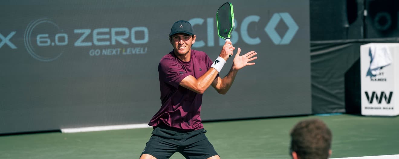 Eric Oncins returning a ball during a match.